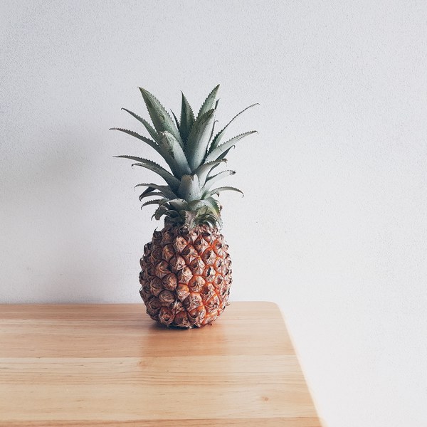 Ananas rôti au caramel à la vanille et au poivre