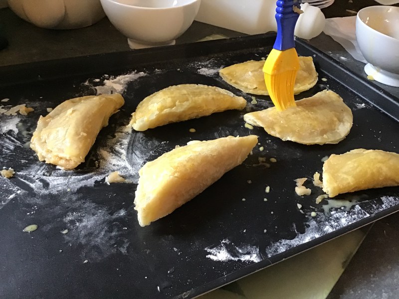 Dorer le chausson de jaune d’œuf au pinceau